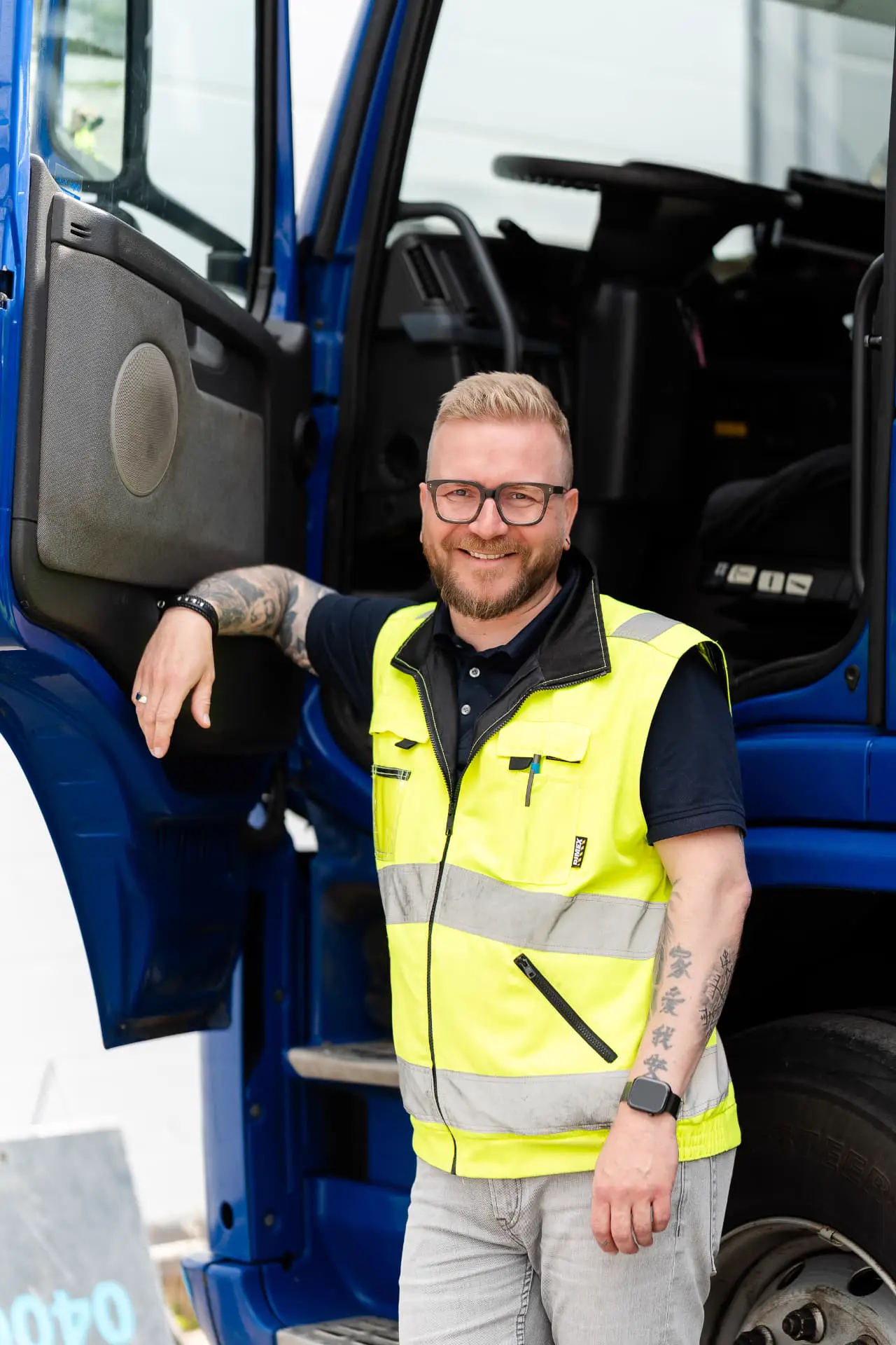 Yrittäjän henkilökuva kuorma-auton vieressä, AuraClean, Turku