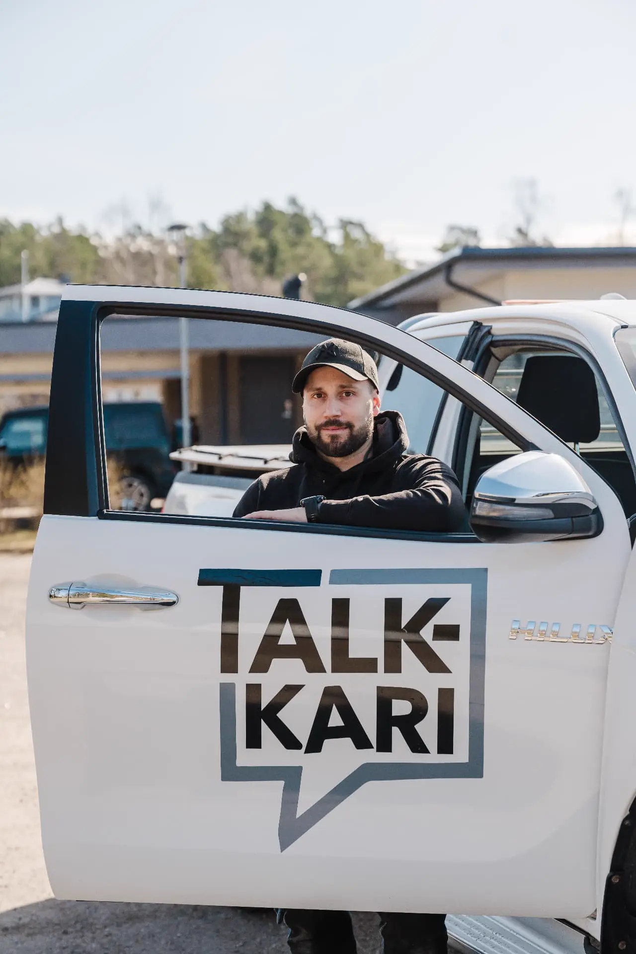 Asiantuntijan henkilökuva työauton ovella, Talk-Kari