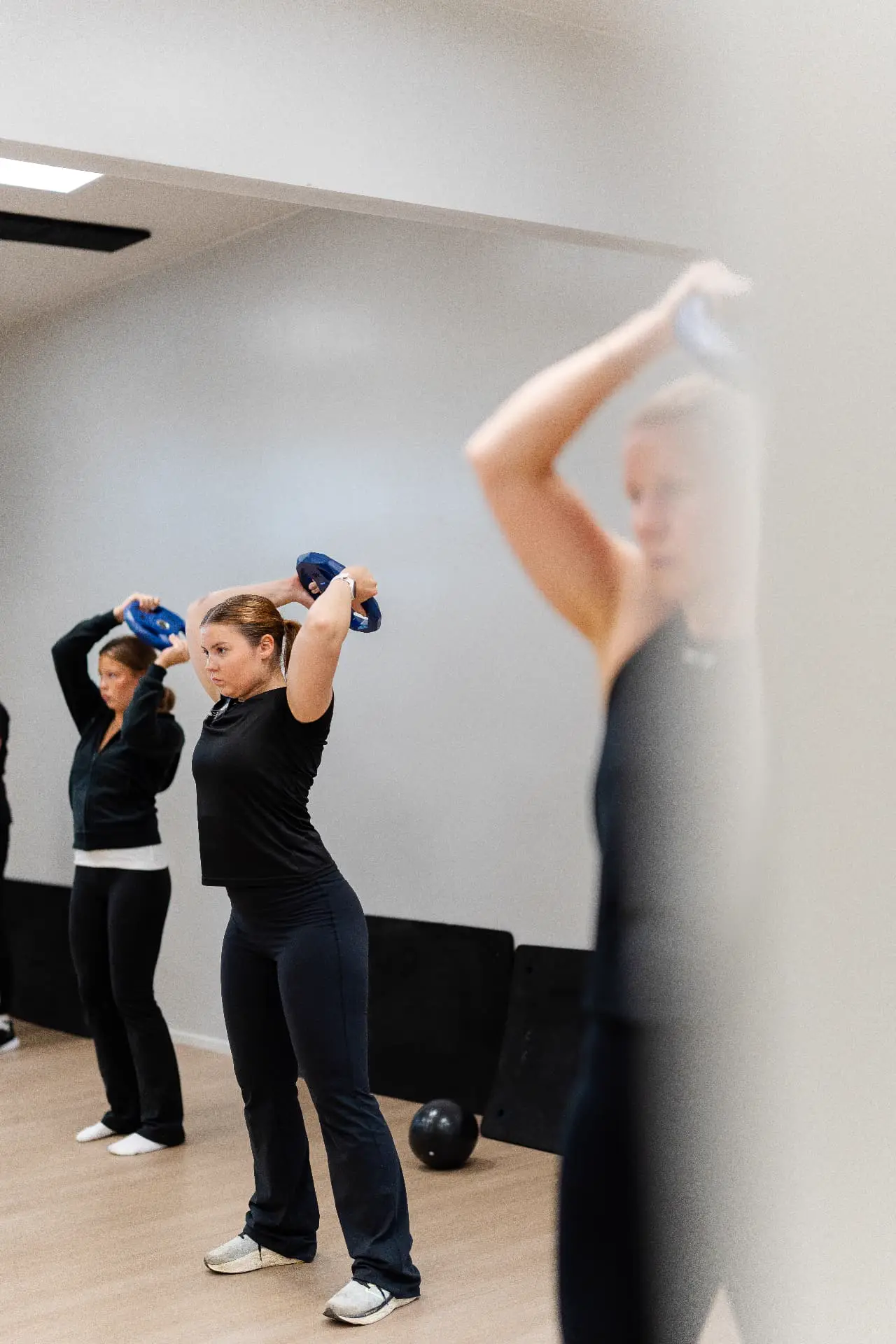 Ryhmäliikuntatunnin kuvaus kuntosalilla, BBF Gym
