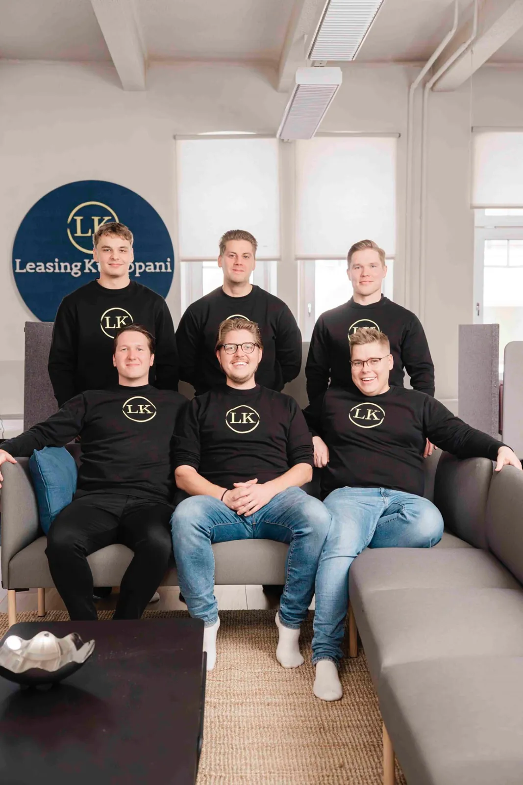 Tiimikuva yrityksen henkilöstöstä toimistolla, Leasing Kumppani