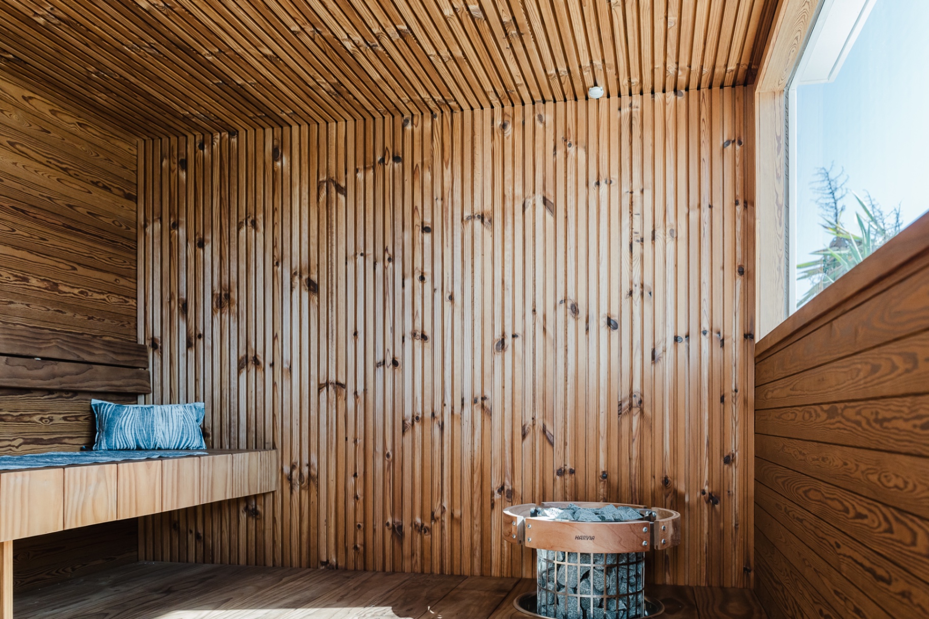 Moderni suomalainen sauna merinäkymällä