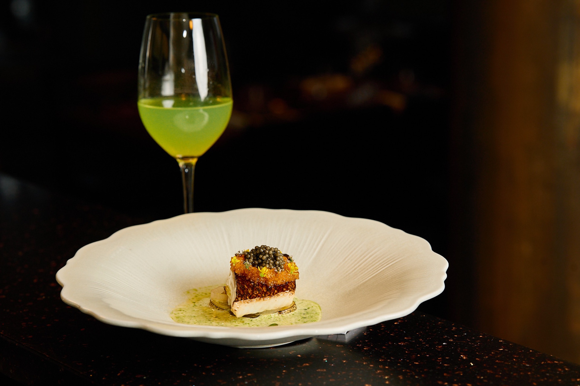 Fine dining -annos kaviaarin ja yrttikastikkeen kera