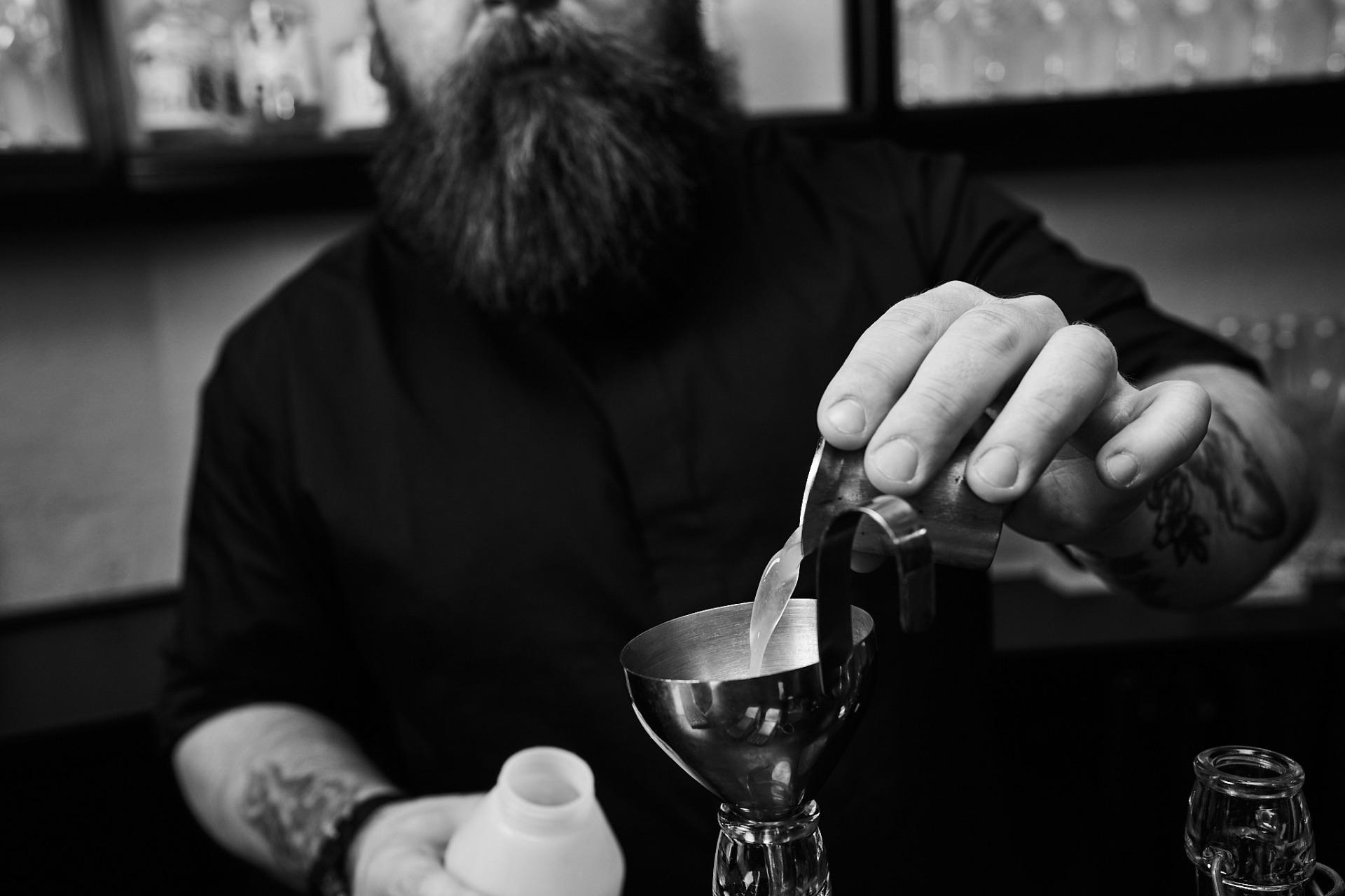 Baarimestari kaataa cocktailia